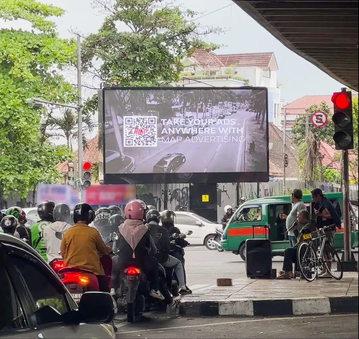 Mobile Videotron Curve di persimpangan jalan Kota Bandung