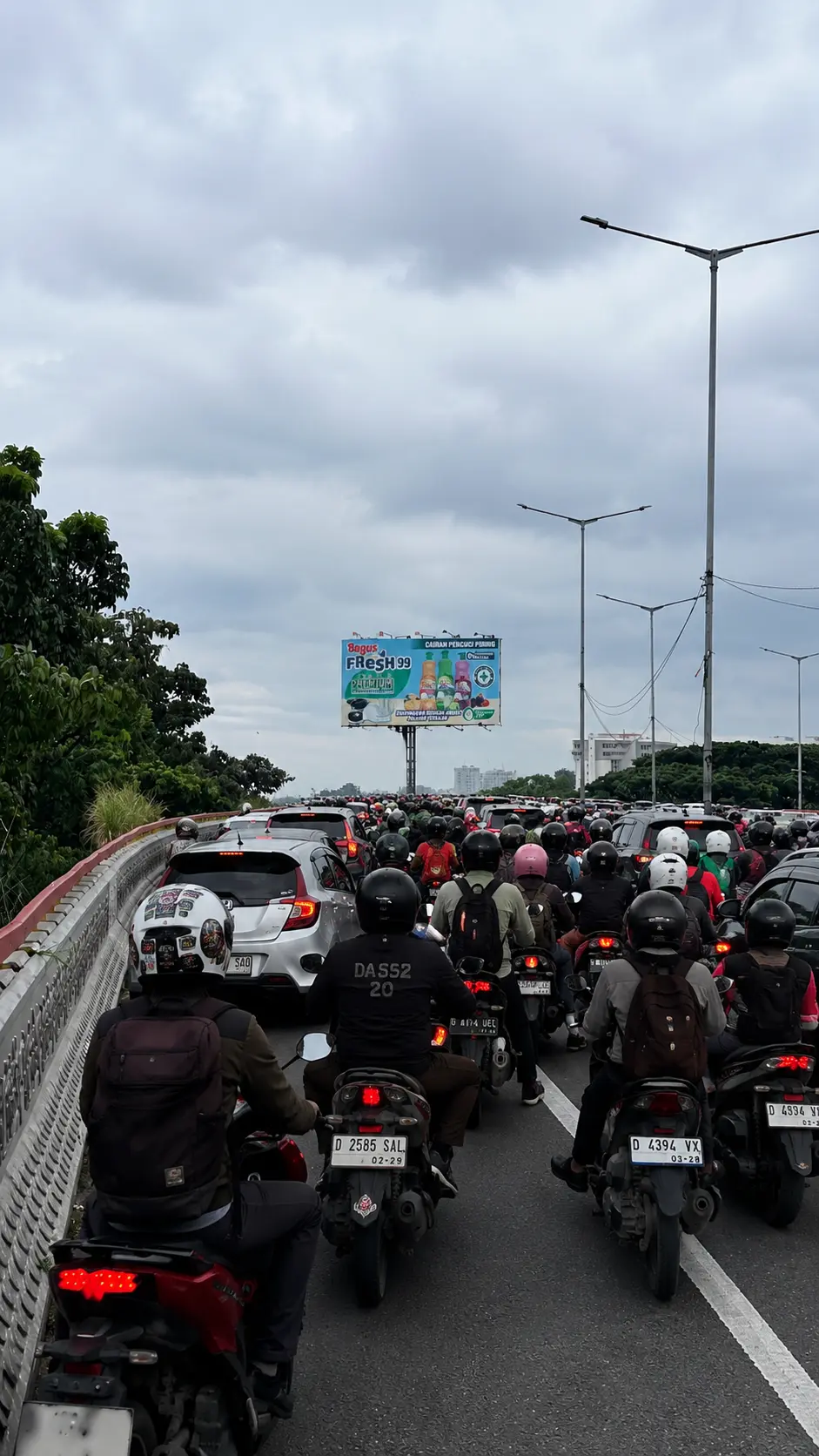 Billboard vertikal Suzuki Baleno di pusat kota